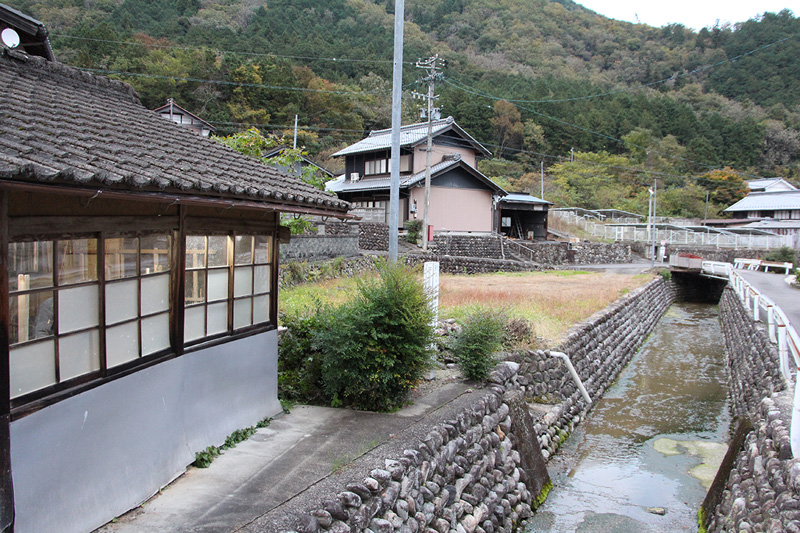 工房の前を流れる小川。かつてはこの川の先で水晒しなどを行なっていたそうだ