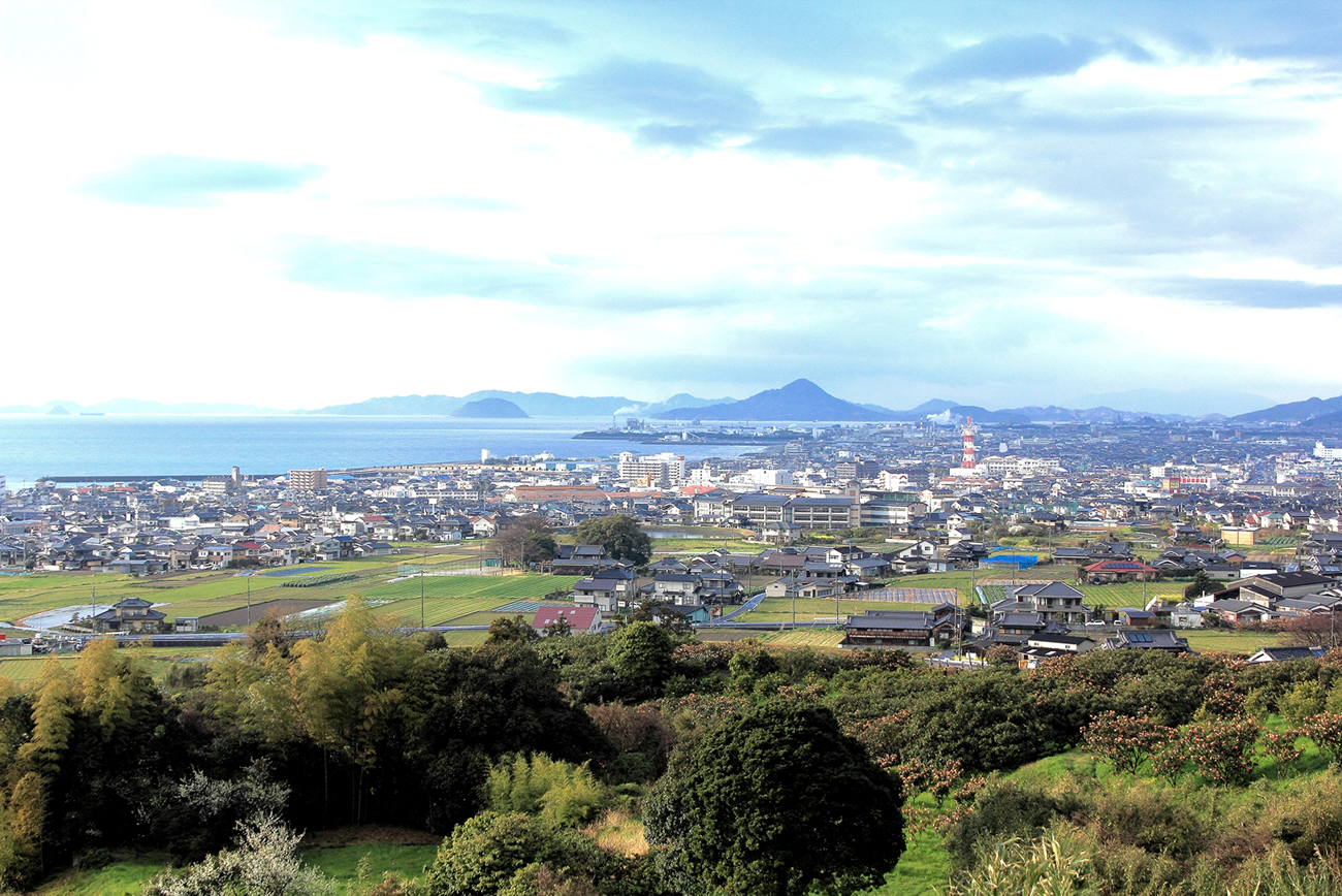 高台から望む伊予市郡中地区