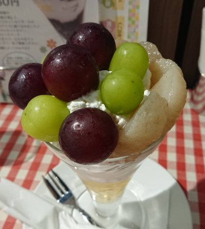 とっとりおかやま新橋館で、岡山県産ブドウと鳥取県産梨のパフェを食べてきました！！ | 地域のトピックス