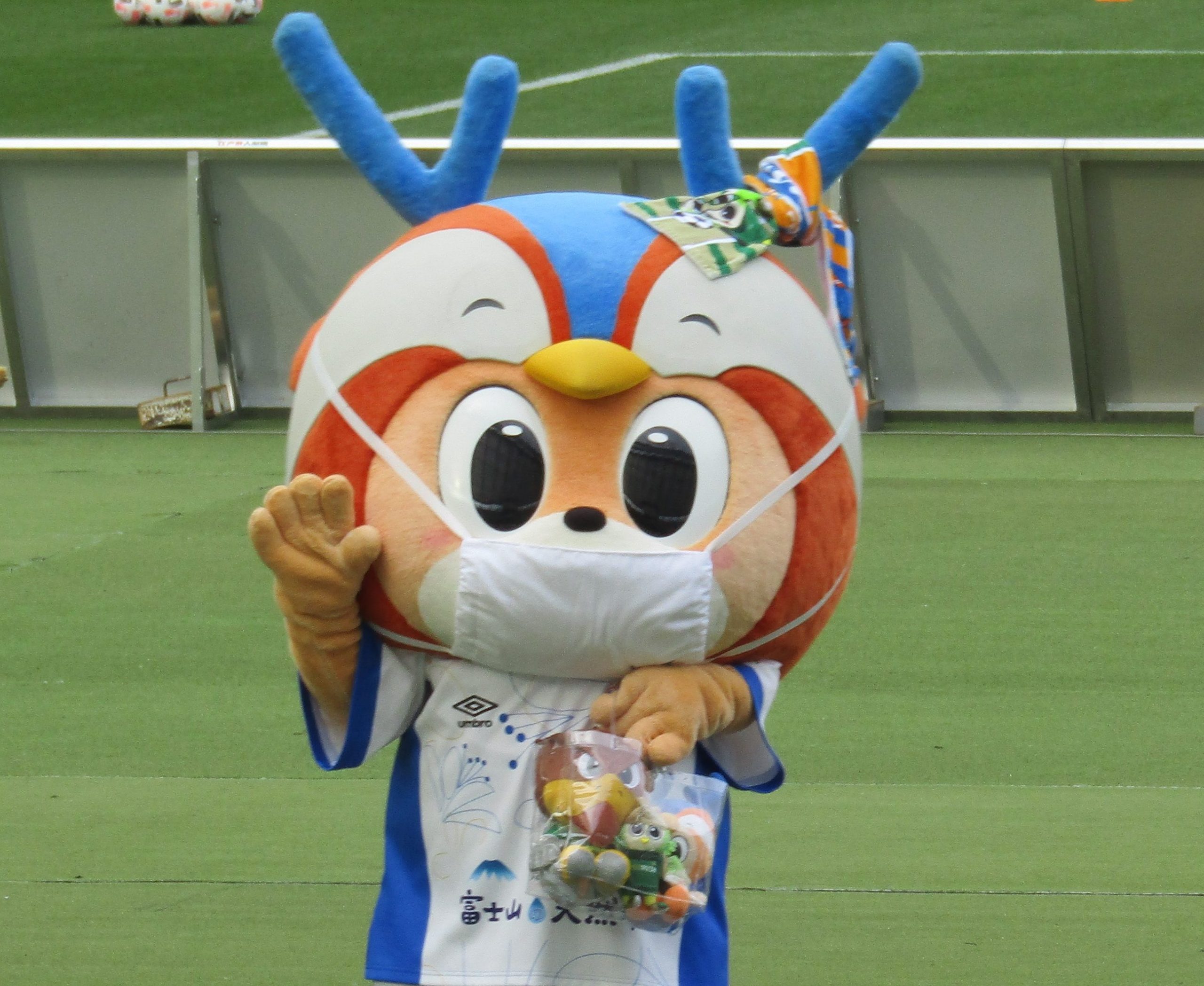 V・ファーレン長崎のマスコット ヴィヴィくんが市町を訪問している動画